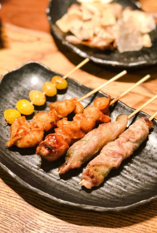 東京の下町で見つけた、心温まる日本の居酒屋の写真