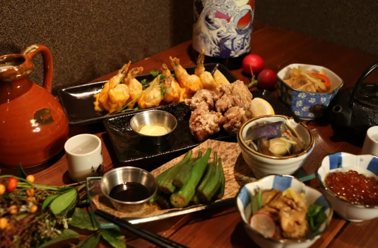 一人でも安心！日本の居酒屋でのひとり時間の写真